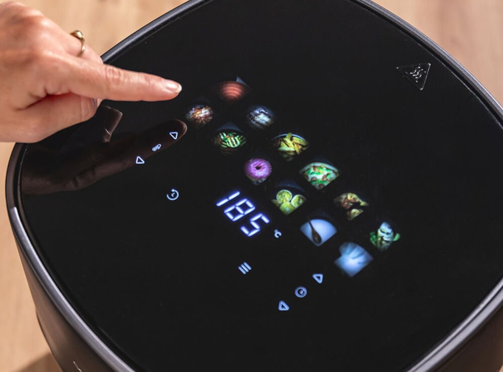 Air Fryer Frytkownica beztłuszczowa CECOTEC CecoFry&Grill Duoheat 6500 3W1 z podwójną grzałką osoba dotyka czarny panel dotykowy ilustracje przyciski wyświetlacz 8 programów kilka dotknięć na panelu dotykowym automatycznie dopasowuje czas i temperaturę Wbudowane tryby gotowania szybkie przygotowanie różnych potraw