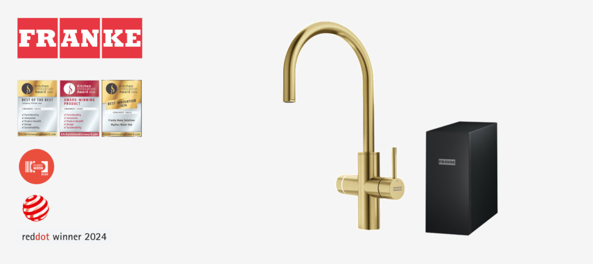 BATERIA FRANKE MYTHOS WATER HUB ALL IN ONE Bateria z systemem filtracji oraz modułem podblatowym na białym tle z oznaczeniami nagród. Podkreślone wyróżnienia, m.in. Red Dot 2024