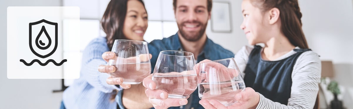 BATERIA FRANKE MYTHOS WATER HUB ALL IN ONE Trzy osoby trzymają szklanki z wodą, obok ikona kropli. Podkreślenie czystości wody czysta woda filtracja wody zdrowa woda kran bezpieczeństwo rodzin