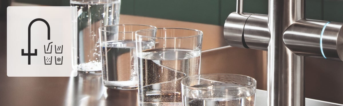 BATERIA FRANKE MYTHOS WATER HUB ALL IN ONE Szklanki z wodą przy baterii oraz ikony różnych trybów nalewania. Wskazanie kilku rodzajów wody woda filtrowana gazowana schłodzona wrząca wybór wody