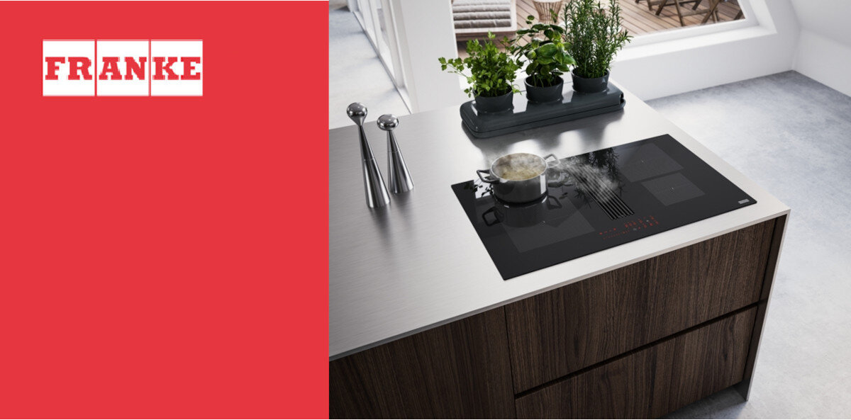 PŁYTA FRANKE Maris 2gether Minimal Black FMA 8381RHI 340.0705.337 Płyta indukcyjna z wbudowanym wyciągiem, na której smażone są warzywa na patelni, a para jest zasysana przez centralny otwór. Urządzenie jest zamontowane w jasnym blacie kuchennym