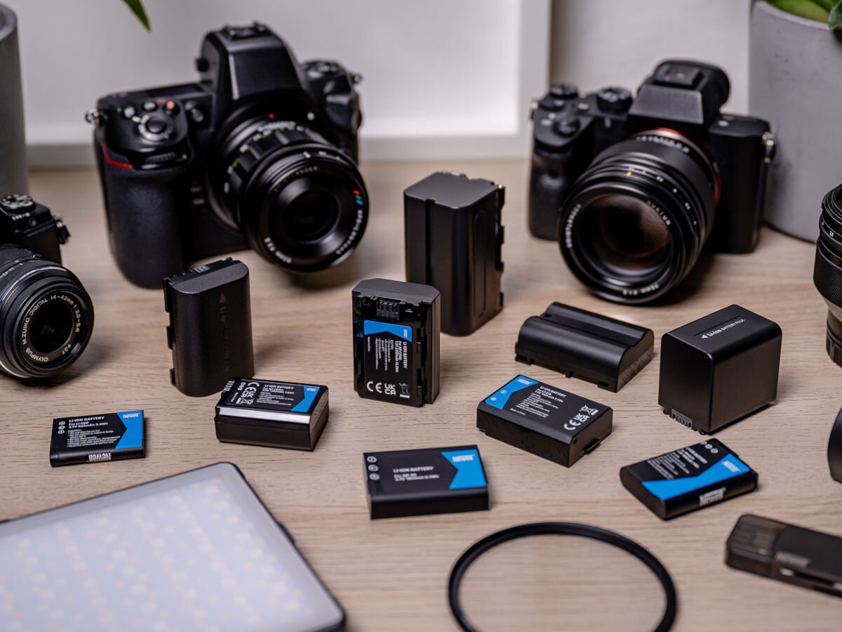 Akumulator NEWELL 1280 mAh do Nikon EN-EL25, kształt, Kompatybilny, zamiennik, instalacja, Akumulator Newell zamiennik EN-EL25 do Nikon w otoczeniu sprzętu fotograficznego