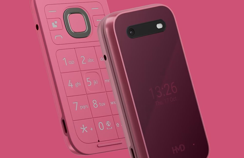 Na obrazie widoczny jest fioletowy telefon z klapką, z wyświetlaczem pokazującym godzinę 13:26 i datę Thu 17 Oct. Na klawiaturze telefonu znajdują się duże, wyraźne przyciski z cyframi i literami, a na obudowie widnieje logo HMD.