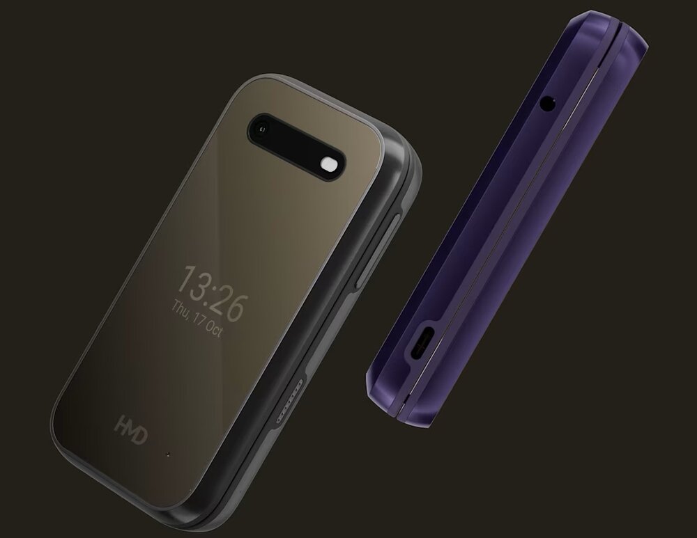 Telefon z klapką w kolorze fioletowym, z wyświetlaczem pokazującym godzinę 13:26 i datę Thu 17 Oct. Na obudowie widoczne jest logo HMD.