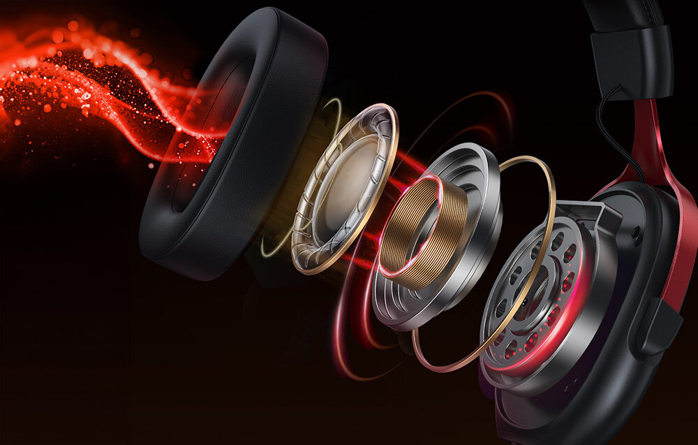 Obraz przedstawia rozłożone na części słuchawki z widocznymi elementami wewnętrznymi, takimi jak membrana, cewka i obudowa. W tle widoczny jest efekt świetlny w kolorze czerwonym.