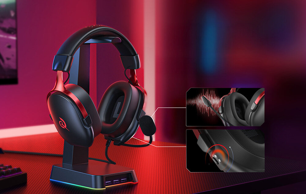 Czarno-czerwone słuchawki na stojaku z mikrofonem, obok dwa zbliżenia na szczegóły techniczne. W tle widoczne jest kolorowe oświetlenie.