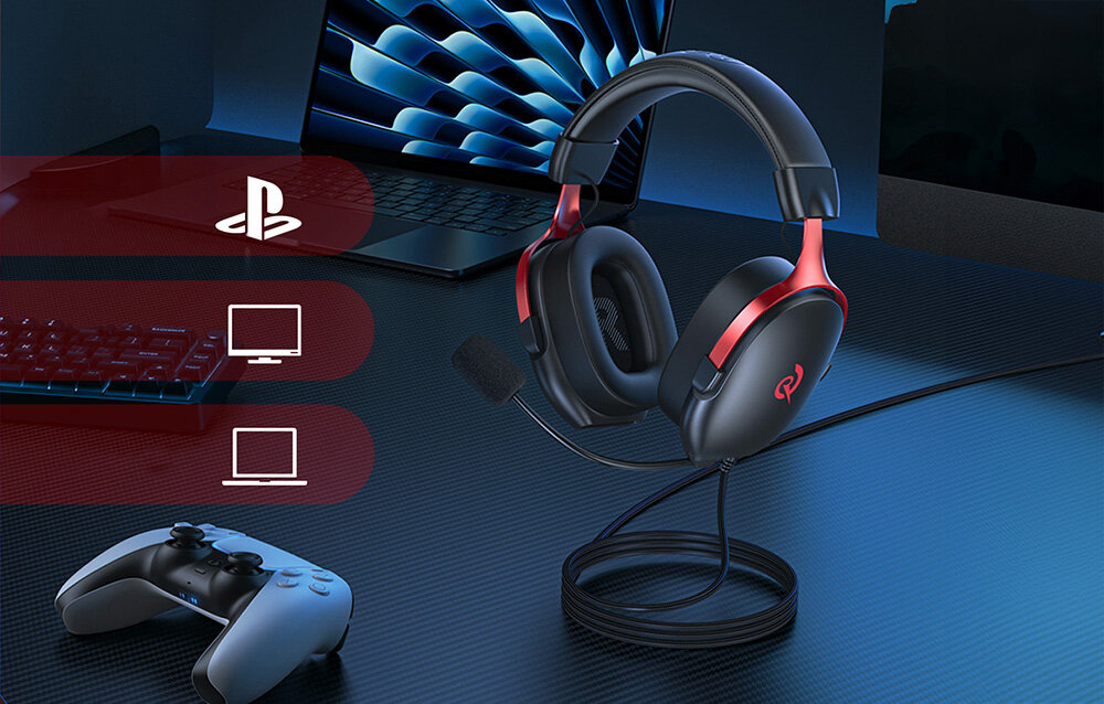 Na obrazie widoczne są czarno-czerwone słuchawki z mikrofonem, umieszczone na biurku obok kontrolera do gier i laptopa. Po lewej stronie znajdują się ikony: PlayStation, monitor i laptop.