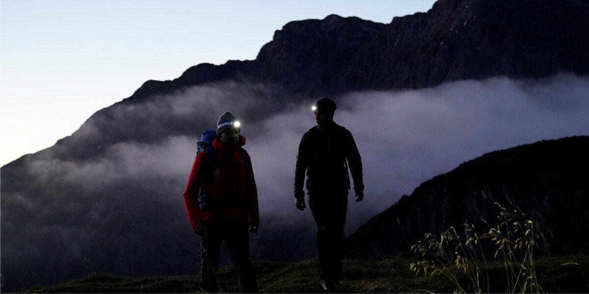 Latarka LEDLENSER MH7 Czarno-niebieski, Latarka, Para idąca przez wzgórza