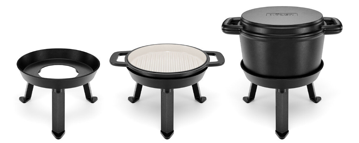 Kociołek na ognisko KOLER KEM-44 3L, zestaw, 3.5l, patelnia, żeliwo, na białym tle kociołek w 3 formach rozłożenia