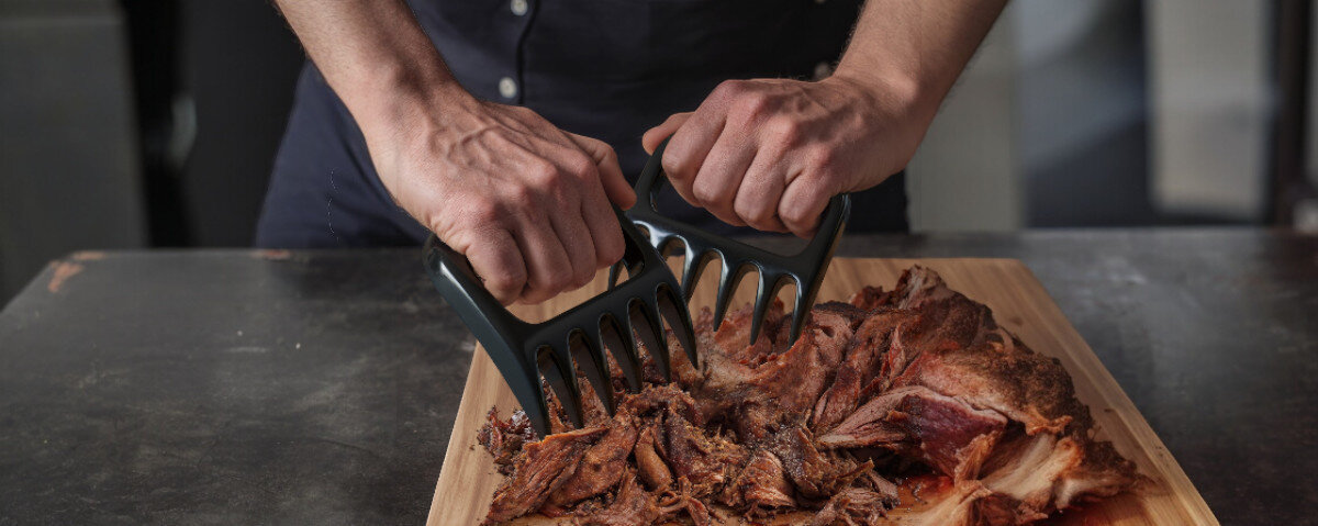 Szpony do szarpania mięsa i do sałatek KOLER KRA47 (2 szt.), mięso, włókna, wieprzowina, kurczak, mężczyzna rozdrabnia mięso szponami