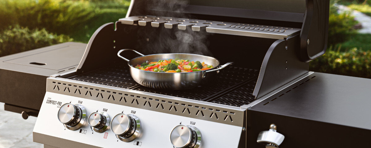 Wok do grilla KOLER KRA48, wok, stal, nierdzewna, Koler, wok stoi na ruszcie grilla z potrawami