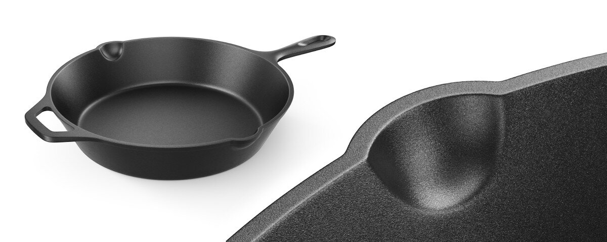 Patelnia żeliwna KOLER KEM-02 26 cm, rączka, wylewki, przenoszenie, zawieszenie, na białym tle zbliżenie na odporowadzenie płynów w patelni