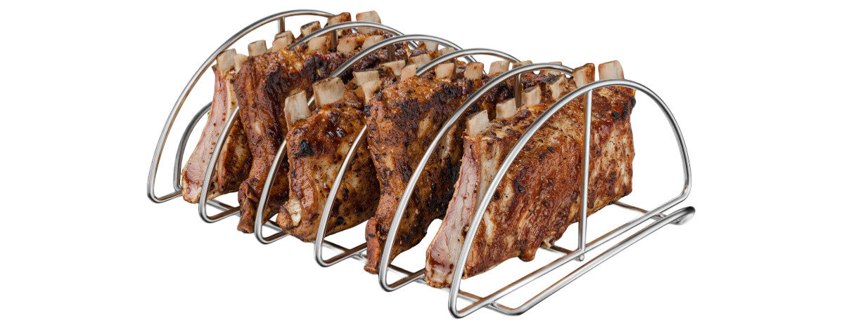 Stojak do żeberek KOLER KRA50, żeberka, pionowy, soczyste, równomierne, na białym tle stojak na żeberka z przygotowanymi żeberkami