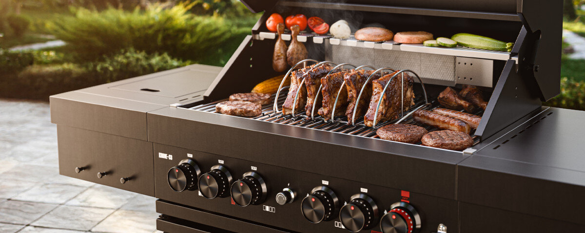 Stojak do żeberek KOLER KRA50, przestrzeń, ruszt, warzywa, oszczędność, w tle ogród, stojak stoi na grillu podczas smażenia żeberek