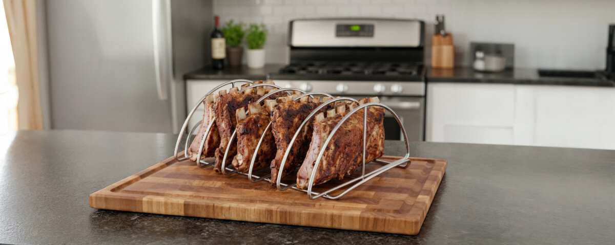 Stojak do żeberek KOLER KRA50, przegródki, serwowanie, mięso, efektowny, stojak wraz z żeberkami stoi w kuchni na blacie i deske krajalniczej