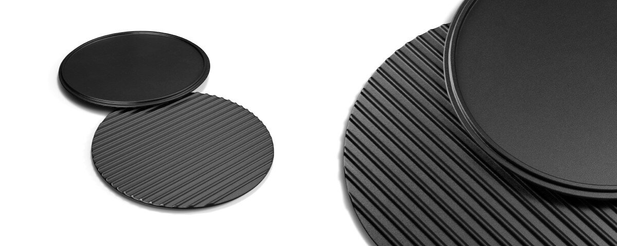 Płyta do grilla Żeliwna KOLER KEM-07 29 cm, ryflowana, gładka, tekstura, zrumienienie, na białym tle prezentacja z bliska i daleka płyty żeliwnej