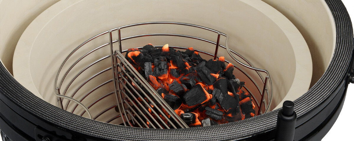 Kosz na węgiel KOLER KRA44, przesada, wkładanie, wyjmowanie, obsługa, na białym tle zbliżenie na żar węgla w środku grilla