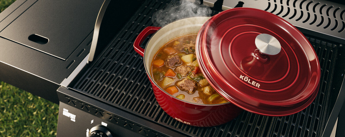 Garnek żeliwny KOLER KEM-04 Czerwony 5L, parowanie, skraplanie, równomierne, opadanie, garnek stoi na ruszcie grilla w ogrodzie