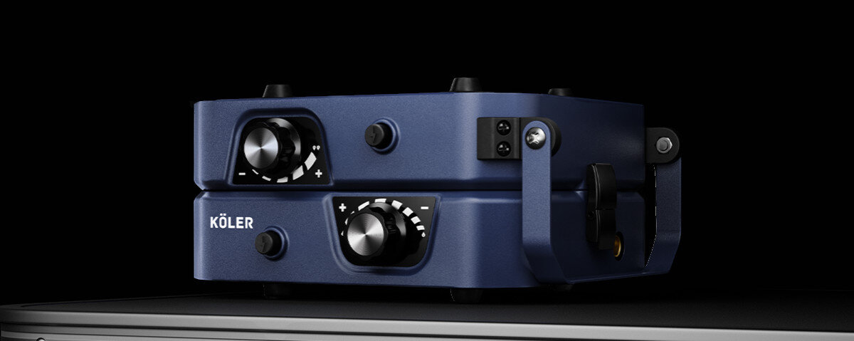 Kuchenka turystyczna KOLER Camp 2.0, kuchnia, smak, podróż, mobilne, na czarnym tle stoi kuchenka na blacie