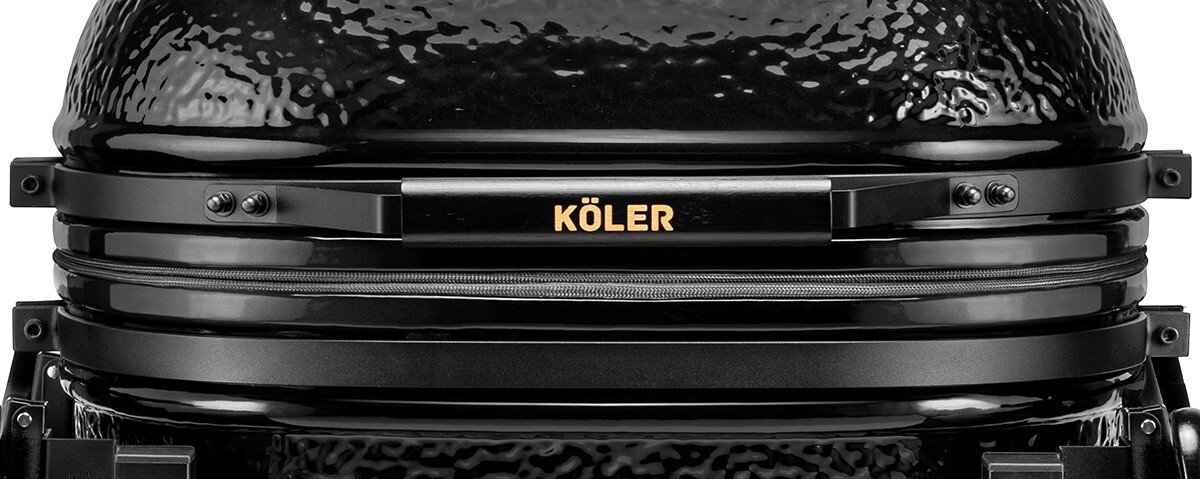 Grill węglowy KOLER Kamado EG23, stal, zawiasy, uchwyty, drewniana, na białym tle zbliżenie na zawiasy grilla
