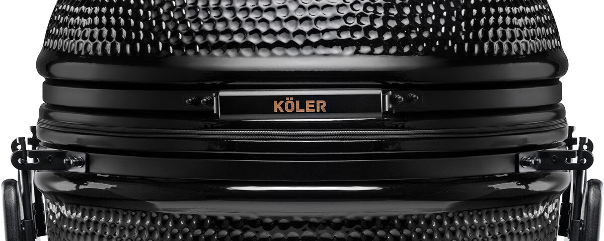 Grill węglowy KOLER Kamado EG29, stal, uchwyty, zawiasy, drewniana, na białym tle zbliżenie na zawiasy grilla