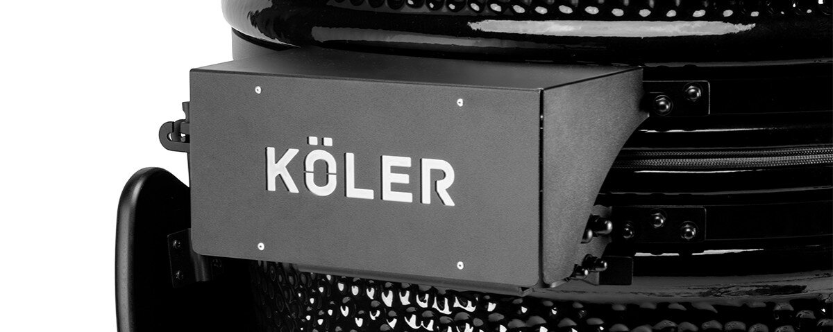 Grill węglowy KOLER Kamado EG29, pokrywa, unoszenie, mechanizm, jedna, na białym tle zbliżenie na logotyp przymocowany do grilla