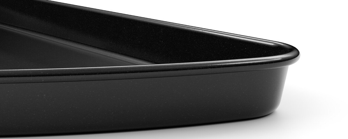 Patelnia deflektor KOLER KRA46, półksiężyc, ranty, wędzenie, soki, na białym tle zbliżenie na rant patelni