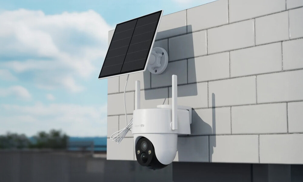 Na jasnej ścianie z kafelków zamontowana jest kamera Arenti, nad którą znajduje się panel solarny.