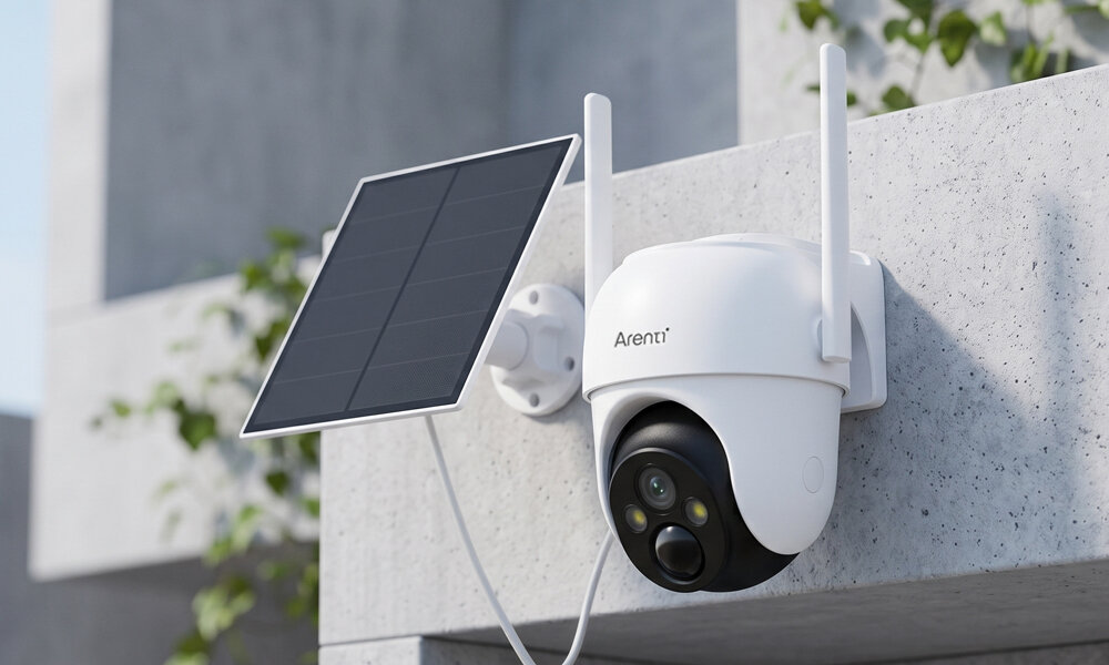 Kamera ARENTI GO2T Zewnętrzna, Wi-Fi, Kamera obrotowa + Panel Na nowoczesnym, szarym balkonie znajduje się biała kamera Arenti. Obok niej przymocowany jest panel solarny solarny klasę odporności IP65 w temperaturze od –10°C do +50°C port USB-C do zasilania wymiary 113 × 122 × 134 mm waży 505 g Panel solarny wymiary 174 × 164 × 14 mm 3 metrów
