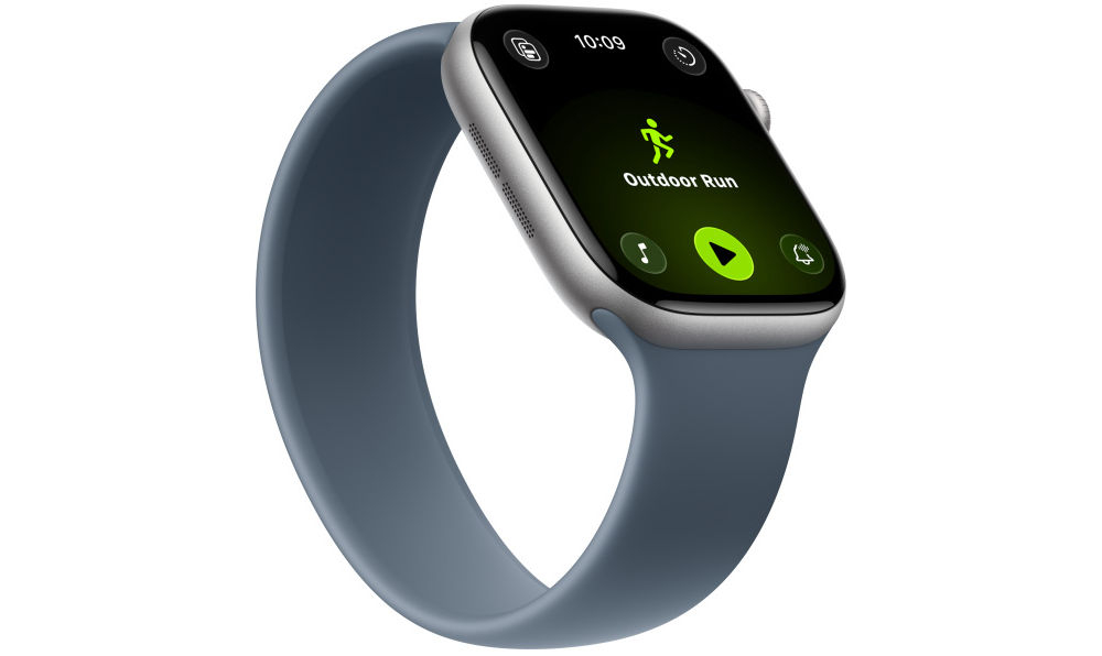 Apple Watch 11 GPS + Cellular 46mm koperta z aluminium (onyks) + pasek sportowy rozmiar S/M (czarny) prezentacja zegarka pod kątem na białym tle z włączoną aplikacją Trening aplikacja Trening funkcje tempo bazowe wyścig na trasie trening własny