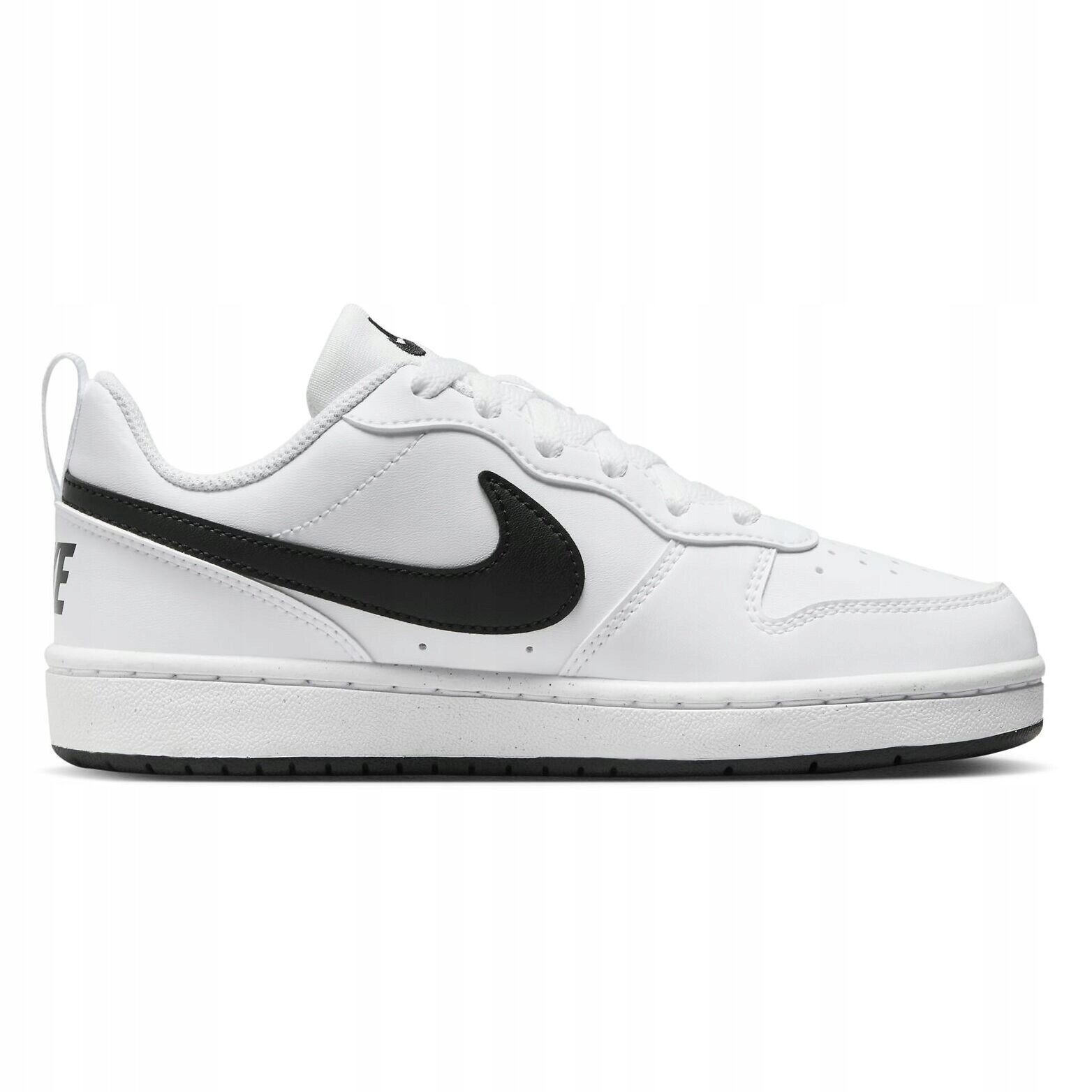 Białe sportowe buty z czarnym logo w kształcie łuku na boku. Na pięcie widoczny napis \'NIKE\'.