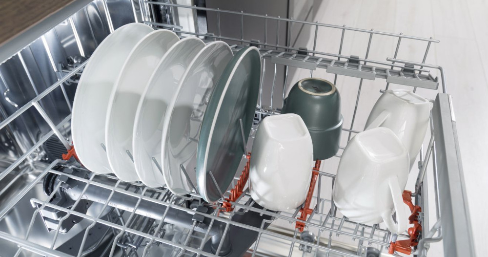 ZMYWARKA HISENSE HS583B10XAD Elastyczne kosze regulacja wygoda załadunek Trzypoziomowy system konstrukcja składane podpórki taca na Sztućce