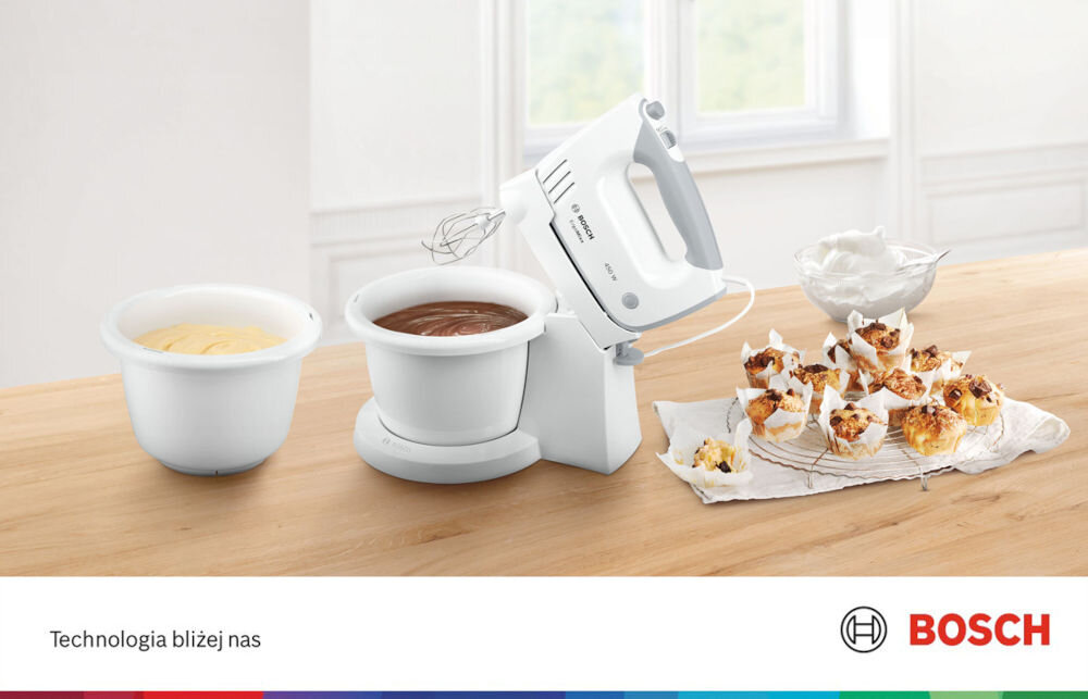 Mikser BOSCH ErgoMixx MFQ36465 Biały kuchenny pomocnik mikser stoi na blacie biała obudowa szara rączka przyciski misy w misach różne masy obok stoją upieczone babeczki 
