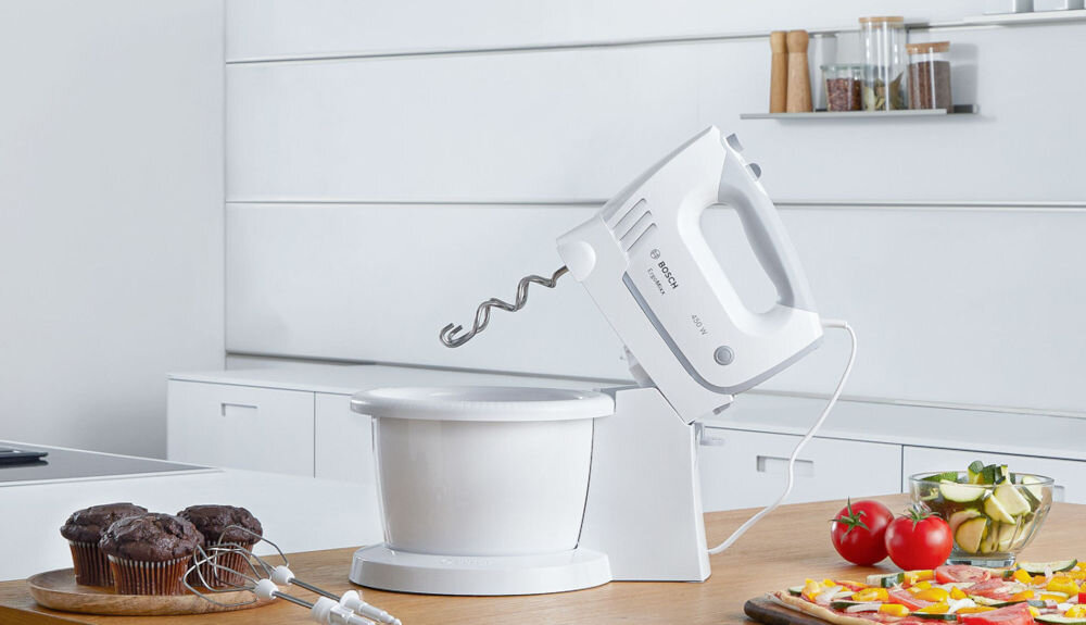 Mikser BOSCH ErgoMixx MFQ36465 Biały mikser biała obudowa szara rączka misa końcówka obok stoją wypieki moc 450 W wydajność komfort 5 prędkości funkcja turbo precyzyjna kontrola misa o pojemności 1 L hak do zagniatania ciasta ergonomiczny kształt przewód o długości 1,3 m  dla miłośników domowego pieczenia