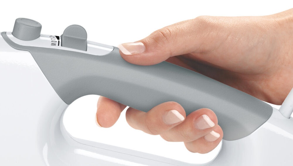 Mikser BOSCH ErgoMixx MFQ36465 Biały osoba trzyma szarą rączkę przyciski białe tło łatwe i bardziej komfortowe miksowanie ergonomiczny uchwyt pokryty miękką powłoką pewny chwyt pełna kontrola nad urządzeniem przemyślana konstrukcja bez nadmiernego zmęczenia nie obciąża dłoni przyjemniejsza praca mniej męczaca  