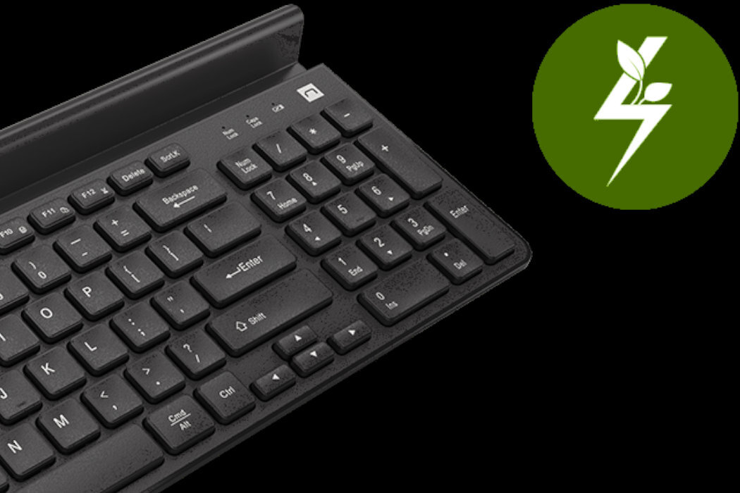 Czarna klawiatura z widocznymi klawiszami numerycznymi i funkcyjnymi. Obok znajduje się zielone koło z białym symbolem liścia i błyskawicy.