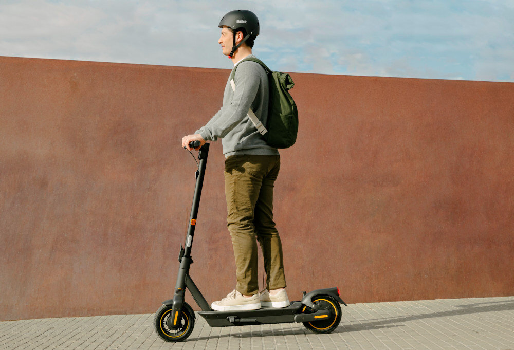 Hulajnoga elektryczna SEGWAY Ninebot KickScooter Max G2D Czarny bateria wydajna apiecie 36 V pojemnosc 15,3 Ah czas ladownaia okolo 6 godziny wbudowana ladowarka 3A