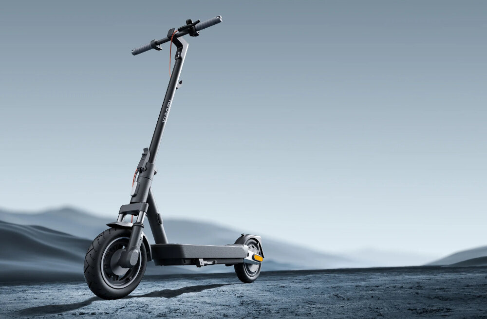Hulajnoga elektryczna XIAOMI Scooter 5 Pro 60km 400W 10 cali Czarny hulajnoga na ciemnym tle widoczna od przodu pod skosem w tle góry styl stabilność wygoda innowacje zarządzanie ochrona