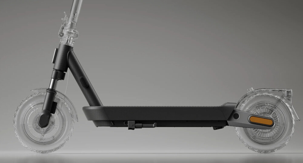 Hulajnoga elektryczna XIAOMI Scooter 5 Pro 60km 400W 10 cali Czarny zbliżenie na dół hulajnogi podkreślony kolorem podest i rama wytrzymała konstrukcja ze stali węglowej o grubości 1,5 mm udźwig do 120 kg dużym antypoślizgowy deck