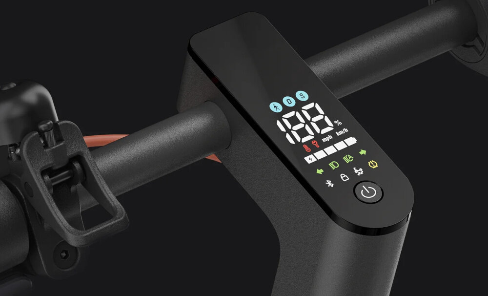 Hulajnoga elektryczna XIAOMI Scooter 5 Pro 60km 400W 10 cali Czarny zbliżenie na kierownicę podświetlony wyświetlacz zdjęcie na szarym tle kierownica o wysokości 127,1 cm podróżowanie w wyprostowanej pozycji ciała intuicyjny wyświetlacz LCD kontrolowanie i sprawdzanie wszelkich informacji o stanie hulajnogi