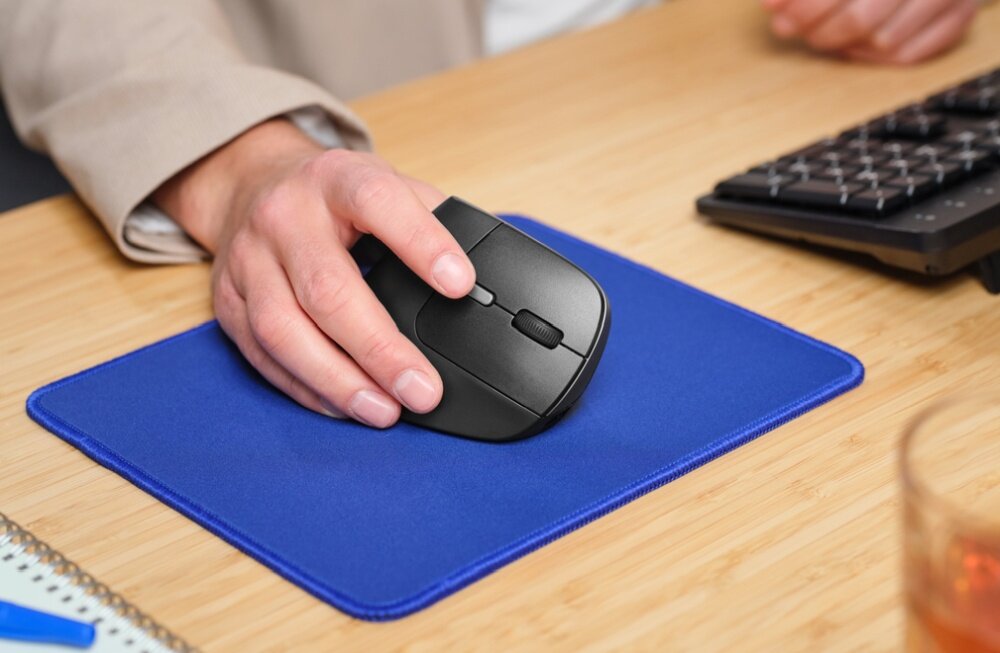 Mysz TRUST Bayo II Wireless ergonomia pochylenie pozycja komfort 