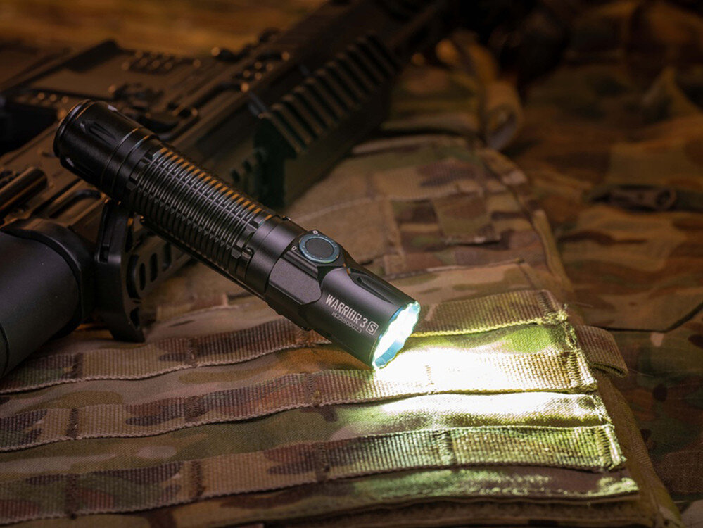 Latarka OLIGHT Warrior 3S OL125538 Czarny, dioda, daleki, równomierny, strumień, Latarka Olight Warrior 3S na kamizelce taktycznej