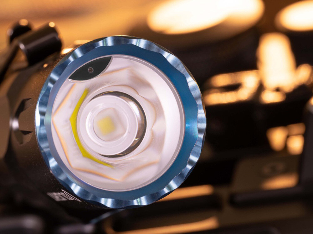 Latarka OLIGHT Warrior 3S OL125538 Czarny, elektronika, stabilizacja, automatyka, chłodzenie, Zbliżenie diody i czoła latarki taktycznej