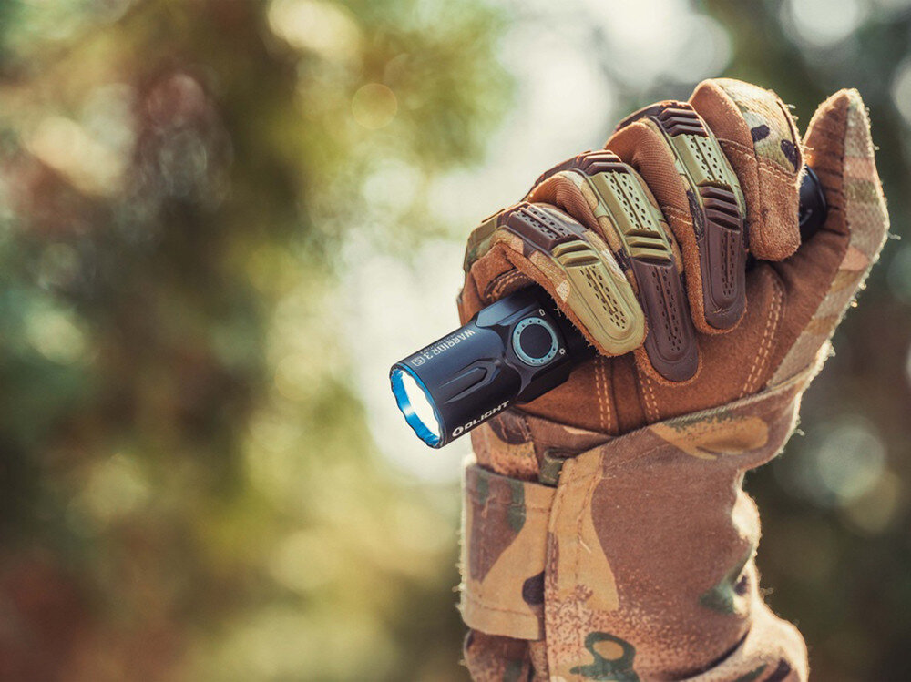 Latarka OLIGHT Warrior 3S OL125538 Czarny, jasność, tryby, wydajność, stroboskop, Latarka Olight w rękawicy taktycznej w terenie