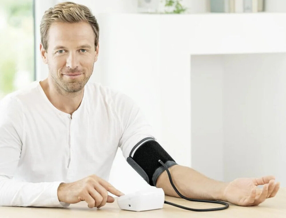 Ciśnieniomierz BEURER BM 40 Biało-szary + zasilacz Kontrola zdrowia w domu wygląd design tło prezentacja wizualizacja