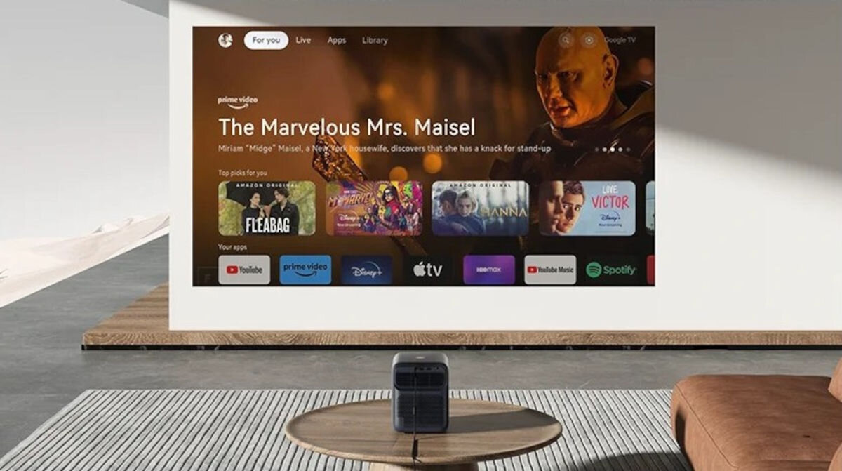 Projektor WANBO Mozart 1 Pro New Google TV, Chromecast, Asystent Google, aplikacje streamingowe, projektor stojący na stoliku wyświetlający obraz na ścianie