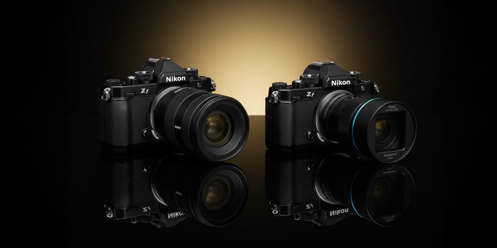 ADAPTER BAGNETOWY Z AUTOFOCUSEM MEGADAP ETZ21 PRO+ - SONY E NIKON Z Dwa czarne aparaty Nikon z zamocowanymi obiektywami ustawione na błyszczącej powierzchni, na ciemnym tle z jasną poświatą