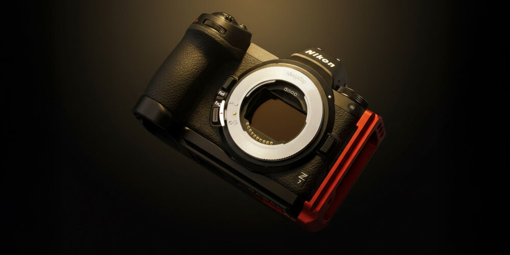ADAPTER BAGNETOWY Z AUTOFOCUSEM MEGADAP ETZ21 PRO+ - SONY E NIKON Z Czarny aparat Nikon z zamocowanym metalowym adapterem bagnetowym oraz czerwoną płytką montażową na ciemnym tle