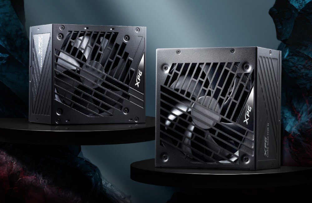 Komputer MAD DOG COUGAR-A02WR32WP Dwa czarne zasilacze komputerowe z geometrycznymi osłonami wentylatorów zaprezentowane na ciemnym tle