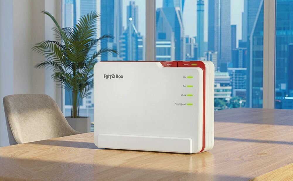 Router FRITZ!Box z Wi‑Fi 7 stoi na biurku w biurze, oferując szybkie połączenie internetowe.